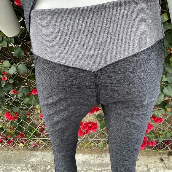 ALO  YOGA TWO PC SET SIZE LARGE TOP AND LEGGINGS - Picture 11 of 16